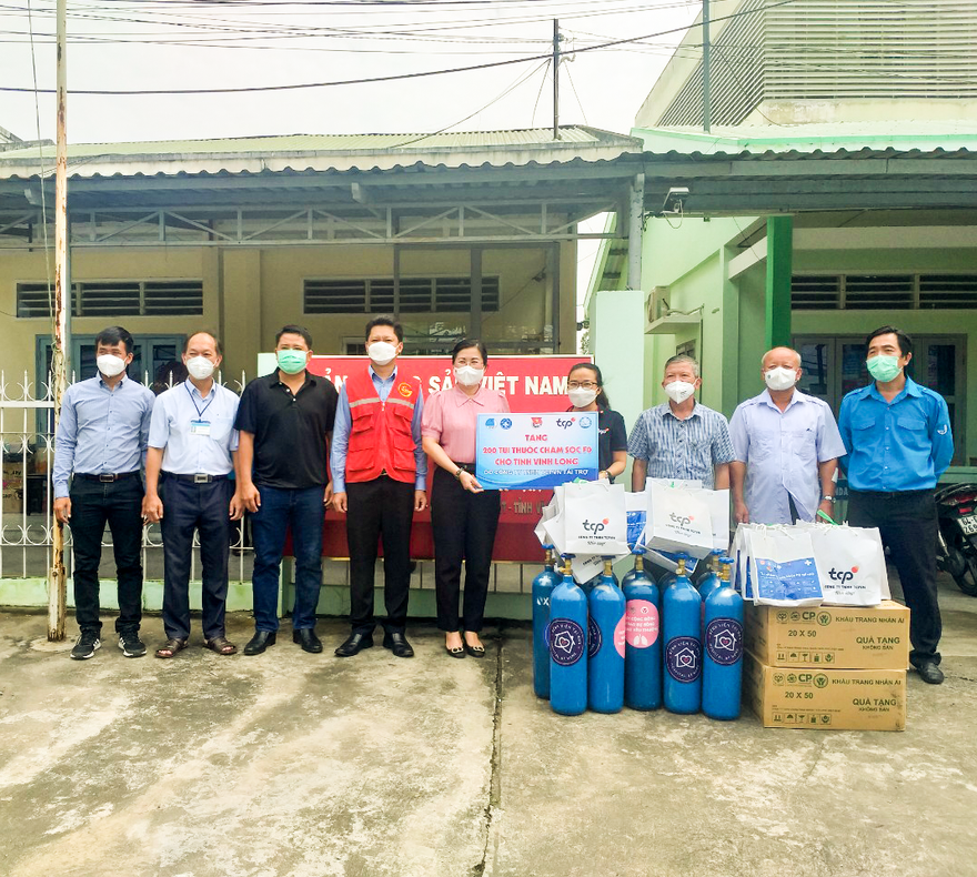 Trao tặng 1.200 túi thuốc điều trị COVID-19 cho 5 tỉnh miền Tây