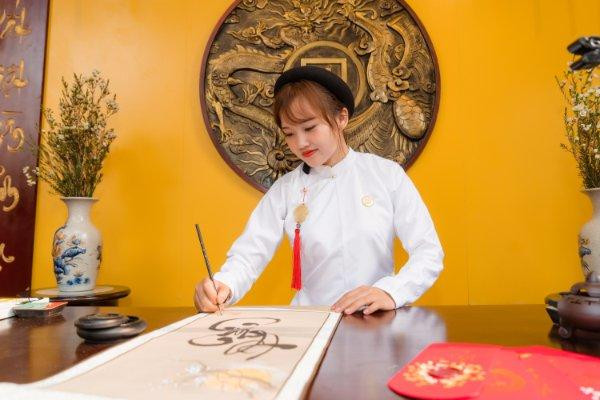 Nữ TikToker vẽ tranh kể chuyện lịch sử thu hút triệu view