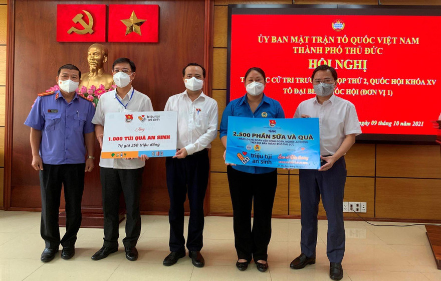 Tặng quà cho người lao động khó khăn tại TP. Thủ Đức