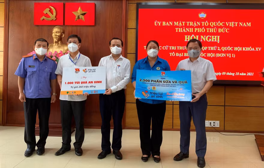 Tặng quà cho người lao động khó khăn tại TP. Thủ Đức