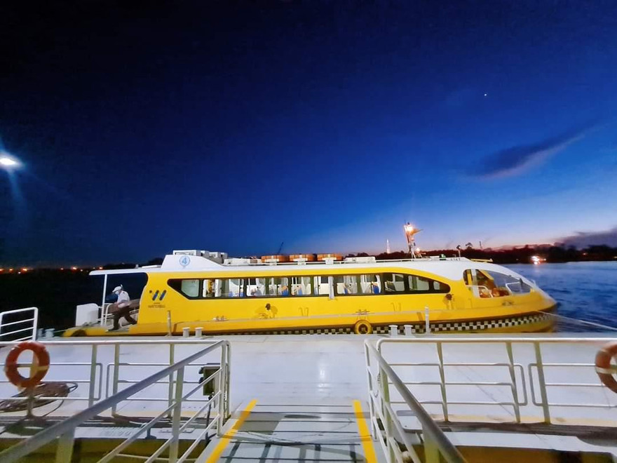 Bạn trẻ háo hức được ngắm Sài Gòn về đêm từ tàu buýt sông 