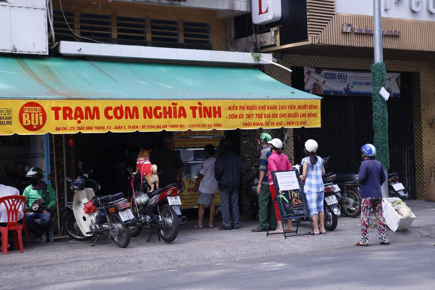 Những suất ăn yêu thương từ 'Trạm cơm nghĩa tình'