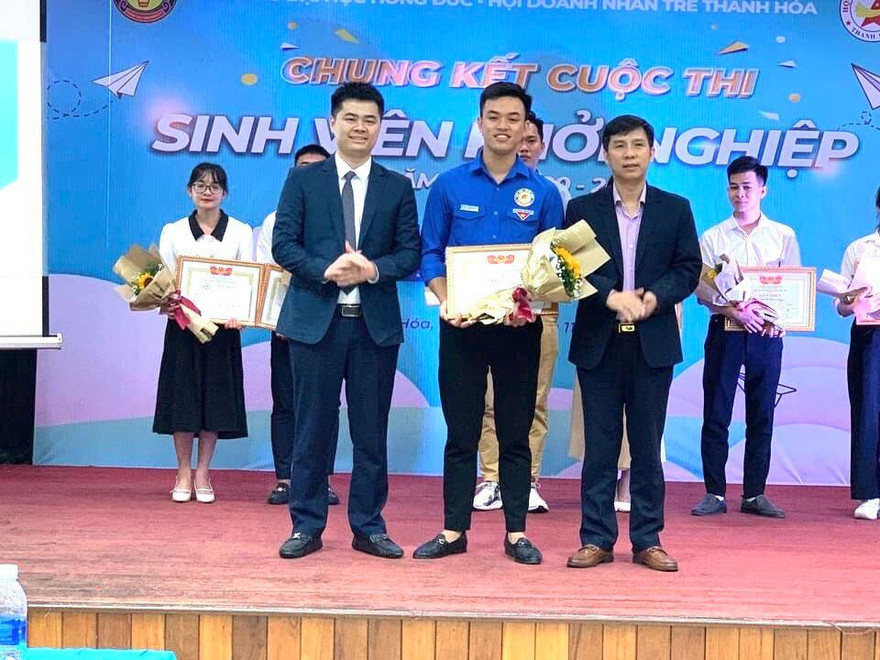 Máy lột vỏ trứng chim cút tự động của chàng sinh viên 