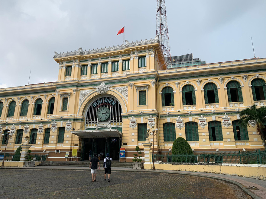 Cuối tuần, bạn trẻ Sài Gòn thong dong dạo phố