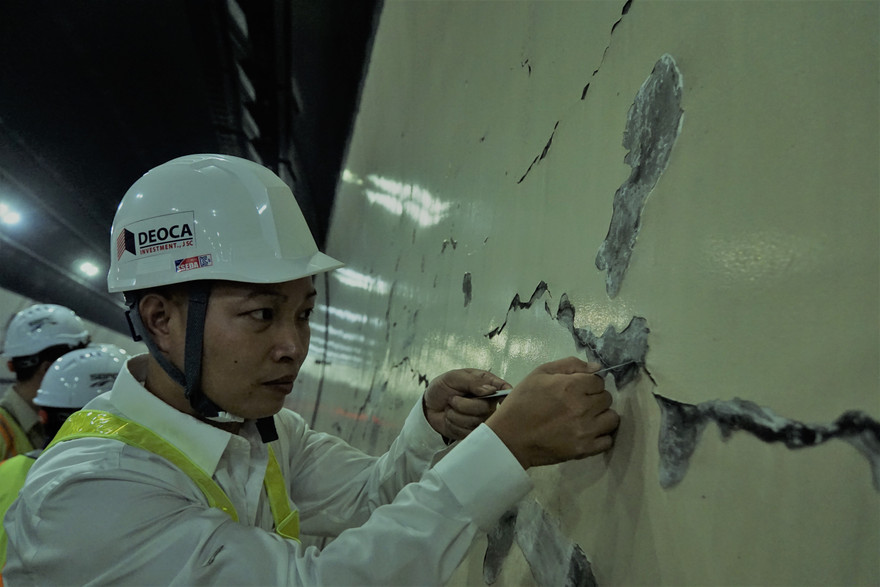 Hình ảnh vết nứt, bong tróc sơn tại hầm Hải Vân