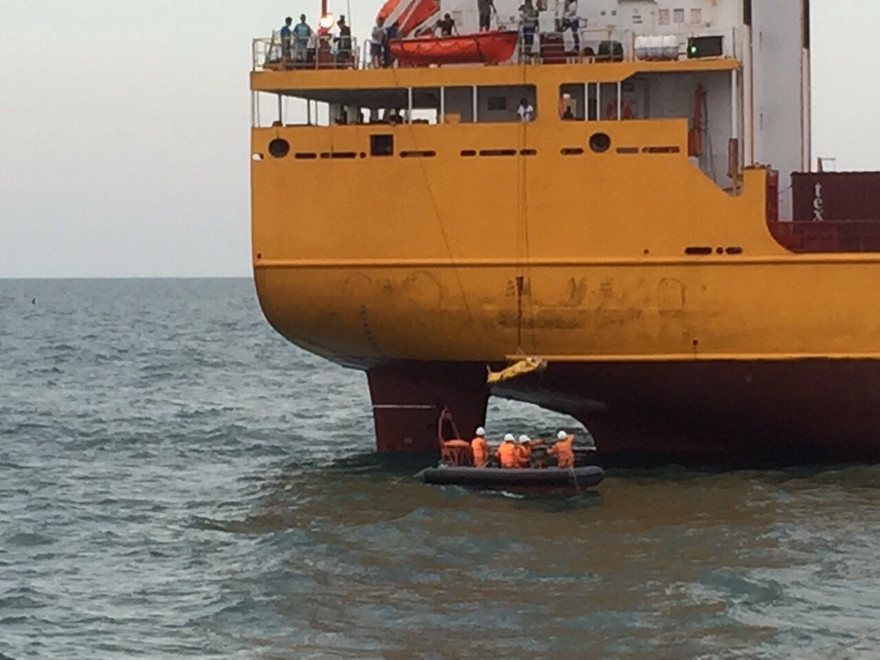 Cứu hộ thuyền viên Trung Quốc bị đột quỵ trên vùng biển Việt Nam 