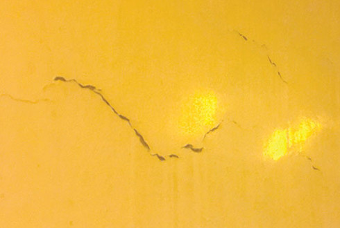 Một trong những vết nứt tại hầm Hải Vân, ảnh: Báo Giao thông