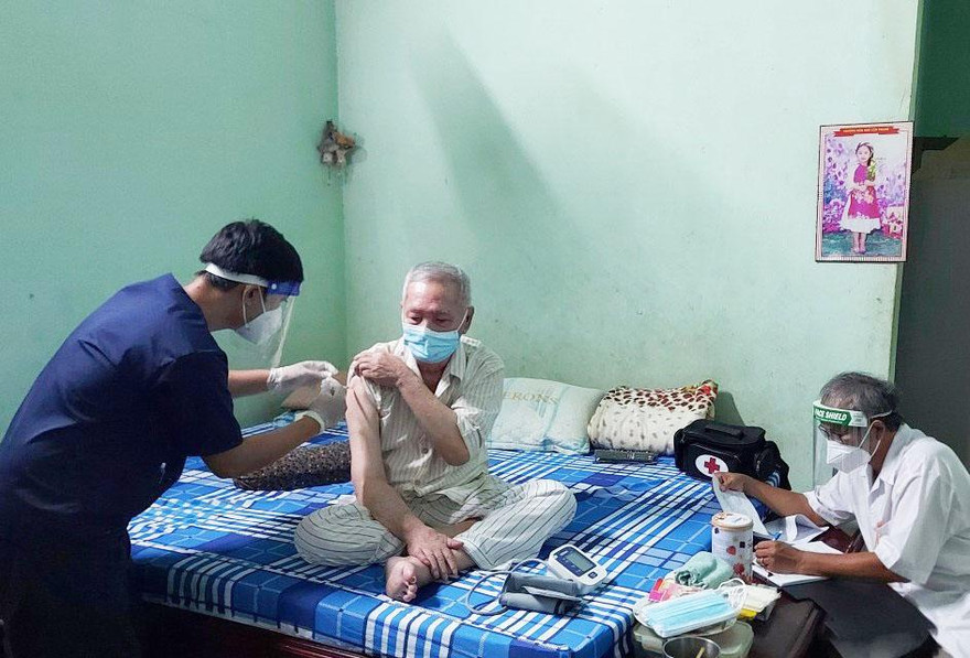 TPHCM: 'Đi từng ngõ gõ từng nhà' chích vắc xin COVID-19