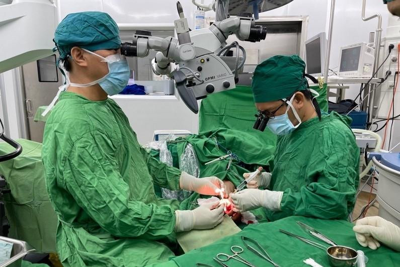 Siêu vi phẫu nối lại ngón tay bị máy cưa cắt lìa