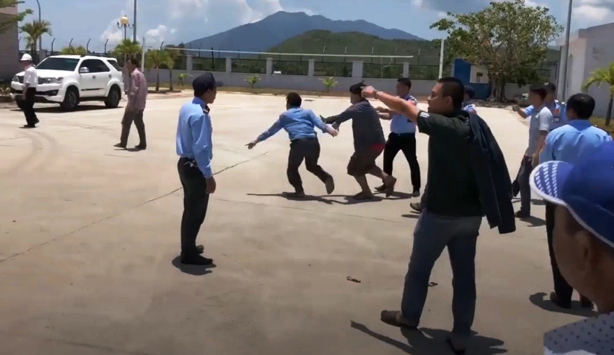 Người dân vào tận nhà điều hành đánh nhân viên trạm thu phí Ninh Lộc