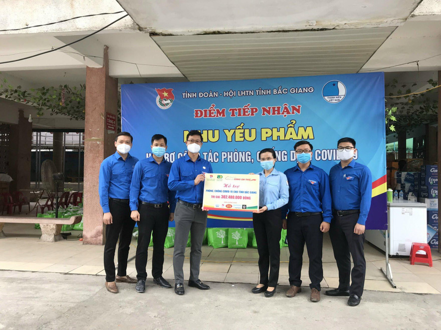 Anh Thân Trung Kiên (thứ 3 từ trái sang) cùng cán bộ tỉnh đoàn Bắc Giang kêu gọi nguồn lực hỗ trợ người khó khăn trong dịch COVID-19