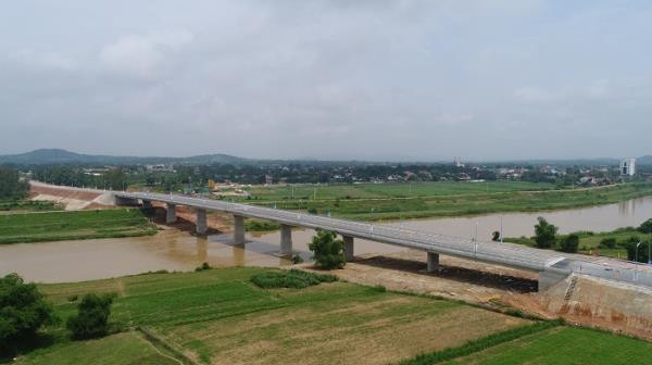 Trong khi nhiều dự án BT chưa có đường đã lấy đất, dự án cầu Hiếu ở Nghệ An đã xong nhưng chưa được giao đất