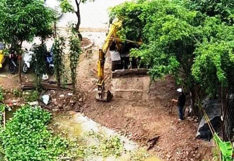 Máy xúc đang được huy động để xúc đất lấn hồ Ngòi
