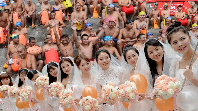 Giới trẻ Trung Quốc đổ xô đi mua sắm trong ngày Độc thân