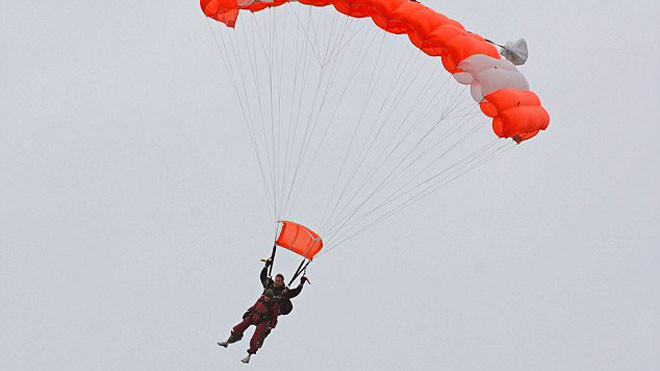 Cụ bà Cunningham chinh phục bầu trời ở tuổi 100.