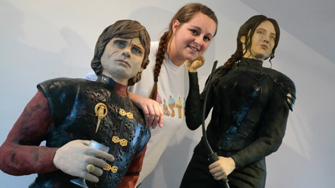 Cô Lara Clarke bên cạnh chiếc bánh mô phỏng nhân vật Tyrion Lannister và nhân vật Katniss.