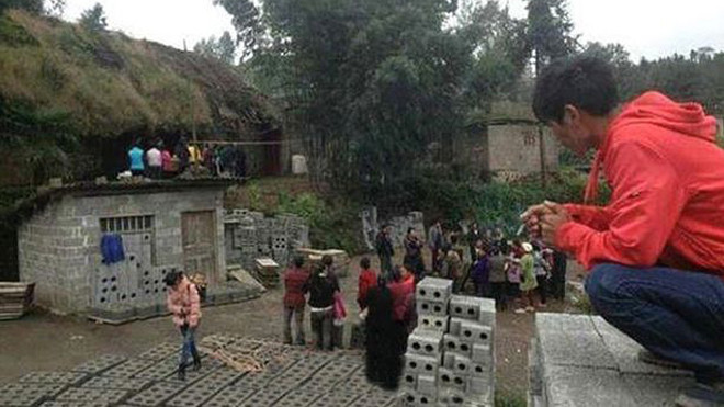 Hiện trường nơi những người hàng xóm phát hiện thi thể cậu bé.