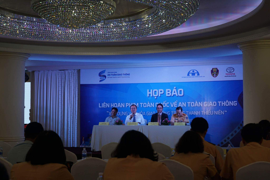 Ban tổ chức hpopj báo công bố liên hoan phim