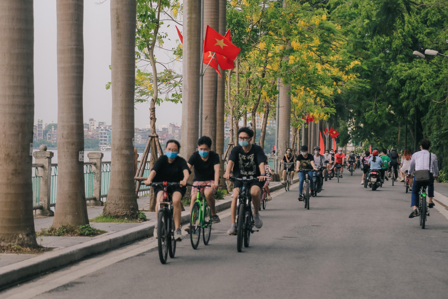 Trào lưu đạp xe Hồ Tây giữa mùa dịch COVID- 19