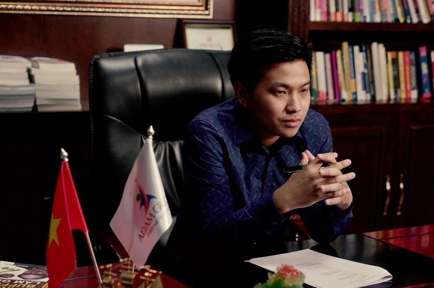 Lạc lối hay đam mê: Chàng trai dân tộc Nùng khoa Tiếng Anh làm Nghệ thuật