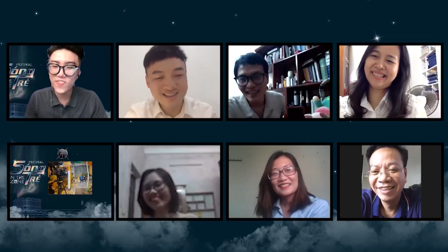 Giảng viên trường Báo hóa 'gián điệp' tham gia gameshow chào tân sinh viên