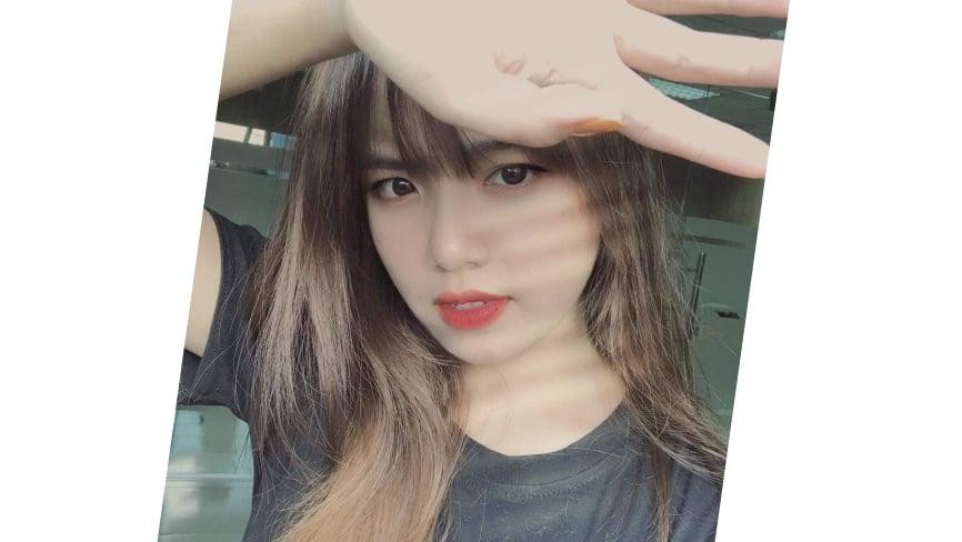 Nhan sắc xinh đẹp của cô gái nhắc người dân phòng chống dịch COVID-19 mỗi khi chờ máy