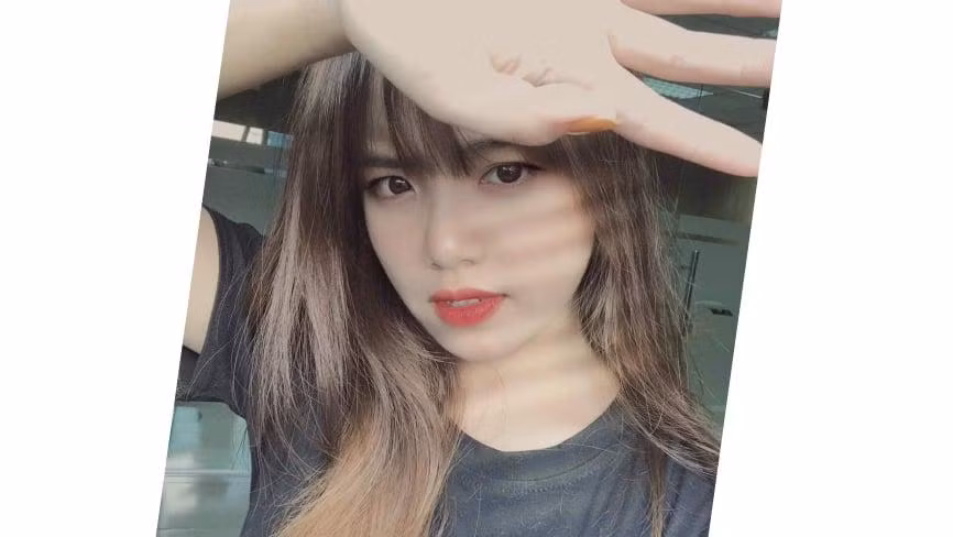 Nhan sắc xinh đẹp của cô gái nhắc người dân phòng chống dịch COVID-19 mỗi khi chờ máy