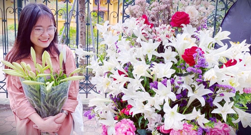 Phố phường Hà Nội lãng mạn với sắc trắng hoa Loa kèn