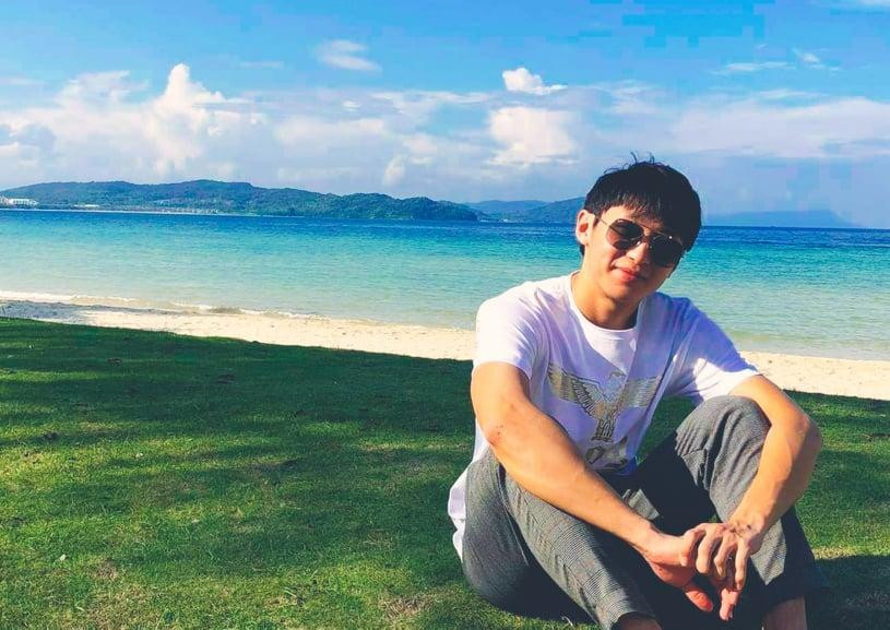 Chàng sinh viên Việt – Lào, cầm Quốc kỳ dẫn đầu đoàn thể thao Lào tại Olympic Tokyo 2020