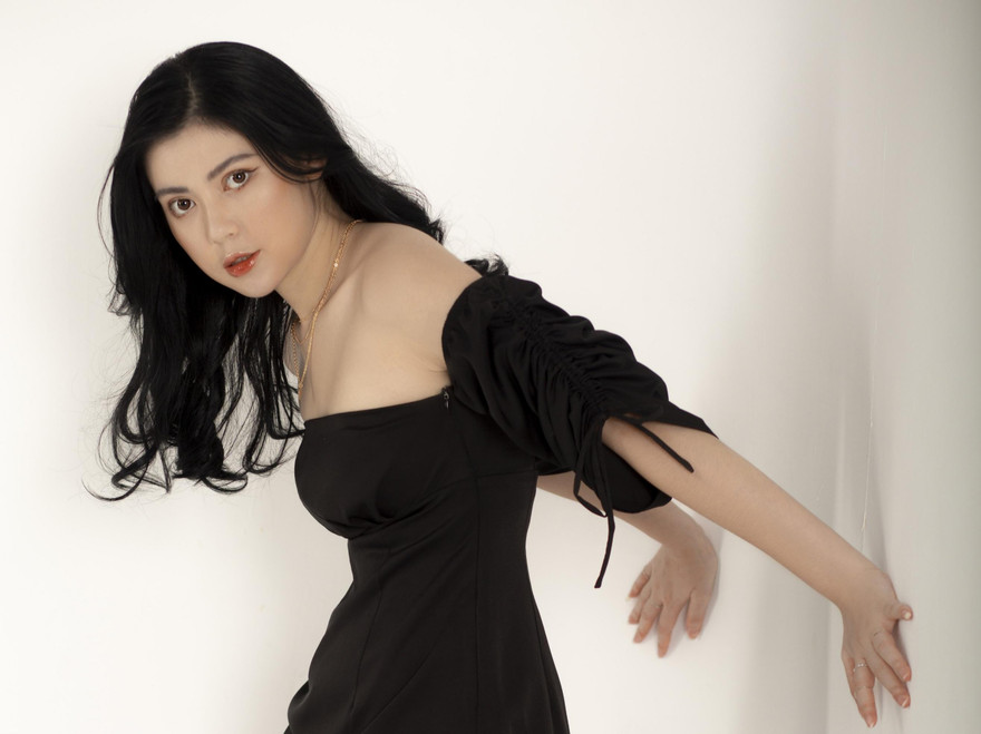 Nữ sinh trường 'Kinh Công' lột xác trong bộ ảnh mới với phong cách cá tính và gợi cảm 