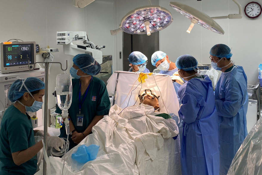 Dùng dòng điện kích thích não sâu 'cứu' người đàn ông 30 năm bị bệnh Parkinson