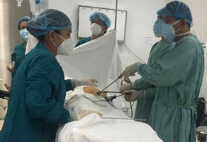 Tưởng đau bụng thông thường, cụ bà tự điều trị, không ngờ suýt gặp nguy vì khối u ruột lớn