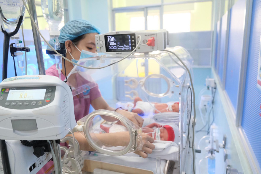 Không tiêm vắc xin ngừa COVID-19 người mẹ và song thai nguy kịch