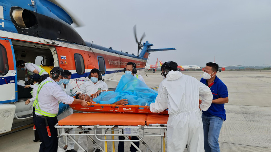 Trực thăng vượt biển trong đêm cứu ngư dân gặp nạn