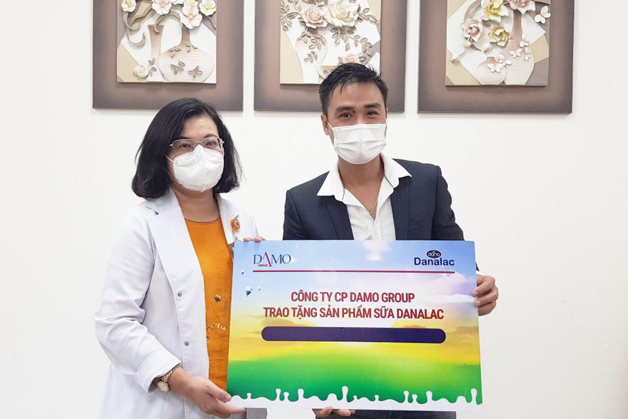Trao 600 hộp sữa tiếp sức tuyến đầu chống dịch COVID-19