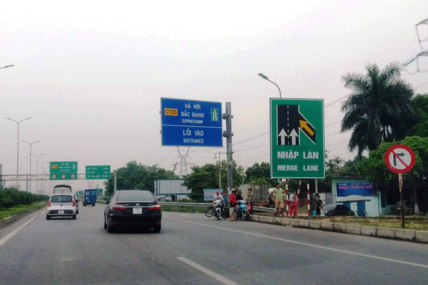  Trong một khuôn hình máy ảnh ghi lại, có ít nhất có 6 biển báo giao thông cùng xuất hiện