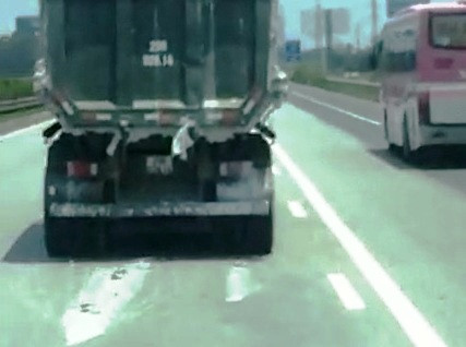 Hình ảnh chiếc xe tải xả thải. Ảnh cắt từ clip