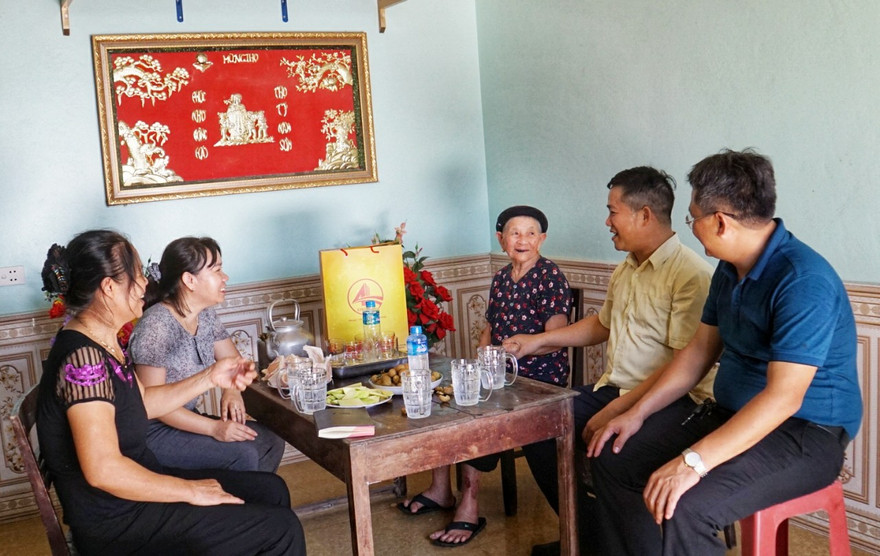 Thăm, tặng quà Mẹ Việt Nam Anh hùng Mai Thị Thơi, 95 tuổi, ở xã Nhân Thành (Yên Thành, Nghệ An) 