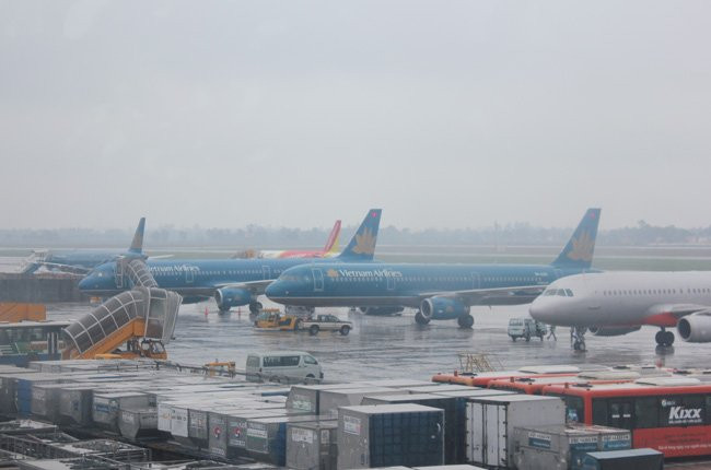 Máy bay không thể hạ cánh xuống Nội Bài vì mưa to, gió giật