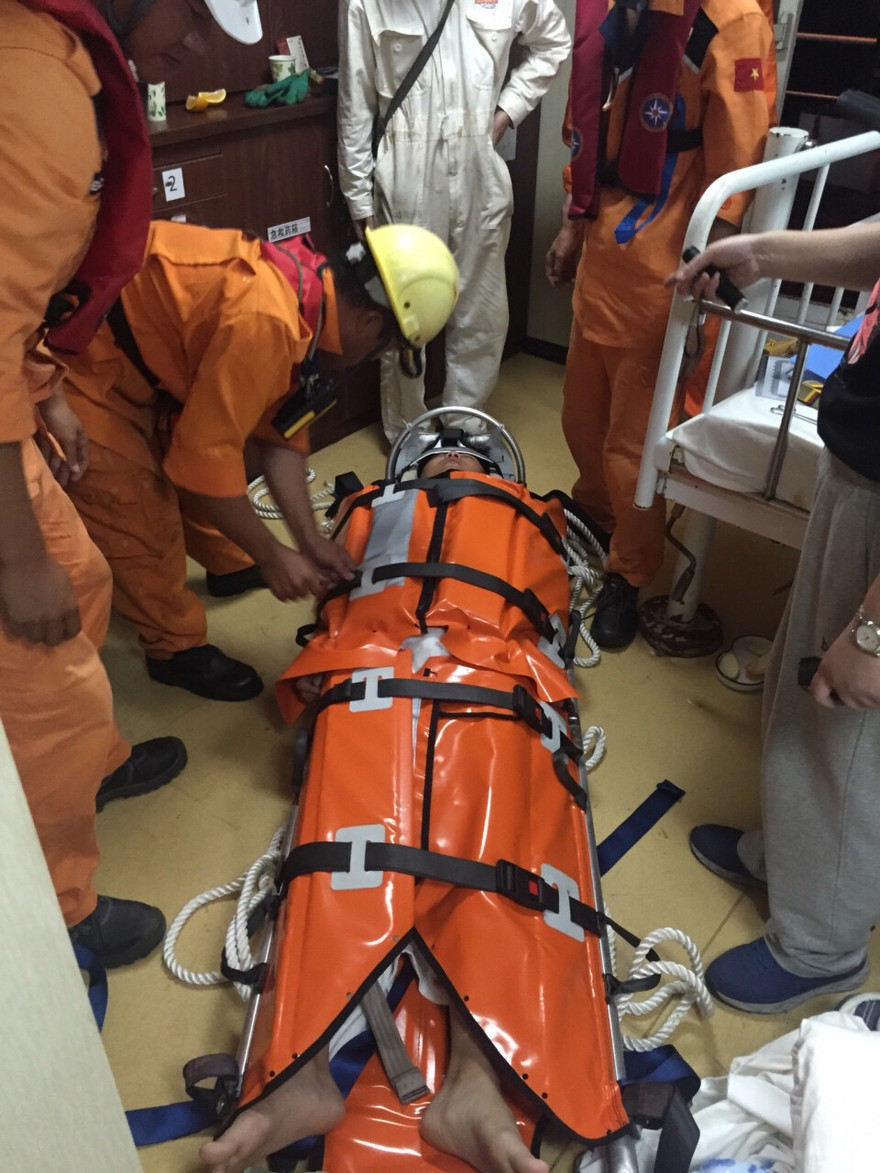 Cứu thuyền viên Trung Quốc gặp nạn trên Biển Đông