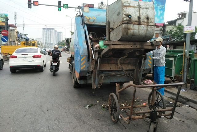 Bãi trung chuyển rác giữa nút giao Minh Khai và đê Nguyễn Khoái (quận Hai Bà Trưng – Hà Nội) hoạt động đúng giờ cao điểm