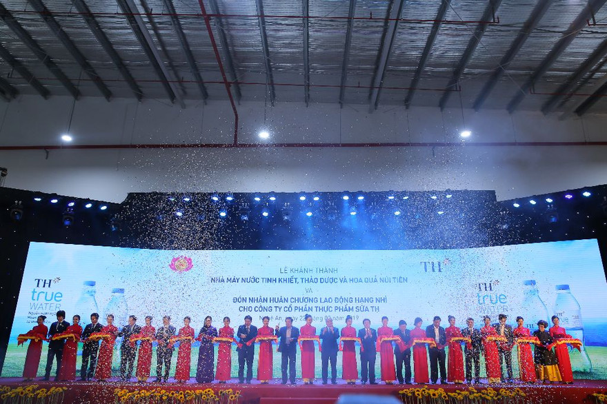 Hình ảnh cắt băng khánh thành nhà máy nước tinh khiết của Tập đoàn TH