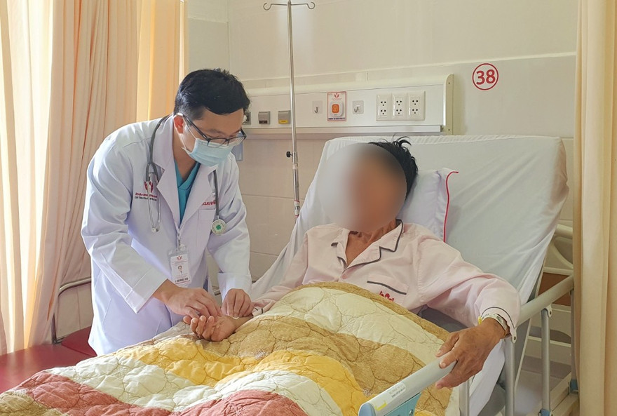 Gục ngã trên đường, người đàn ông bị ngưng tim thoát chết thần kỳ