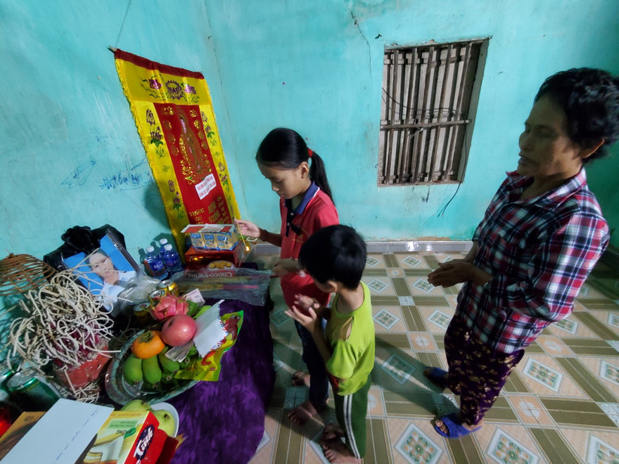 Ba bà cháu bên bàn thờ của chị Thùy