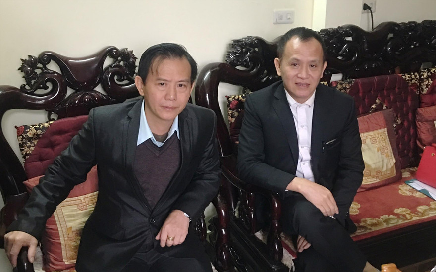 Ông Nguyễn Tuấn Lân (bìa phải) cùng em trai 