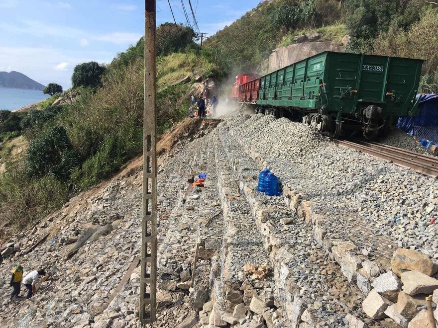 Đoạn đường sắt qua Đèo Cả bị sạt lở