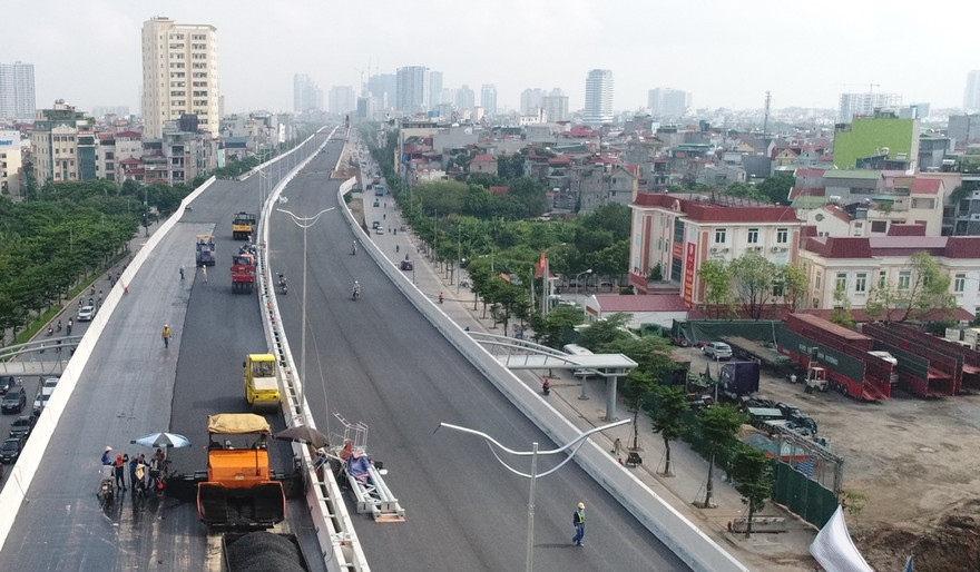 Công đoạn thảm mặt cầu cạn đang được gấp rút hoàn thành