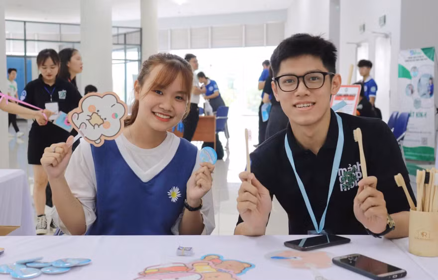 Sinh viên chung tay đem “Ánh cầu vồng” đến trẻ em khó khăn. 