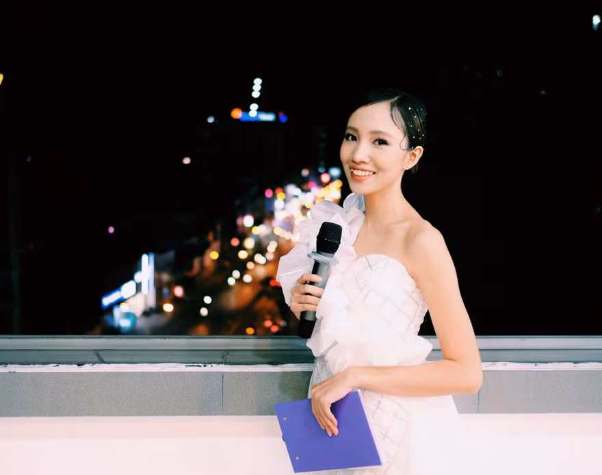 Từ CLB phát thanh ở Ký túc xá đến sân khấu chuyên nghiệp của Khánh Linh 