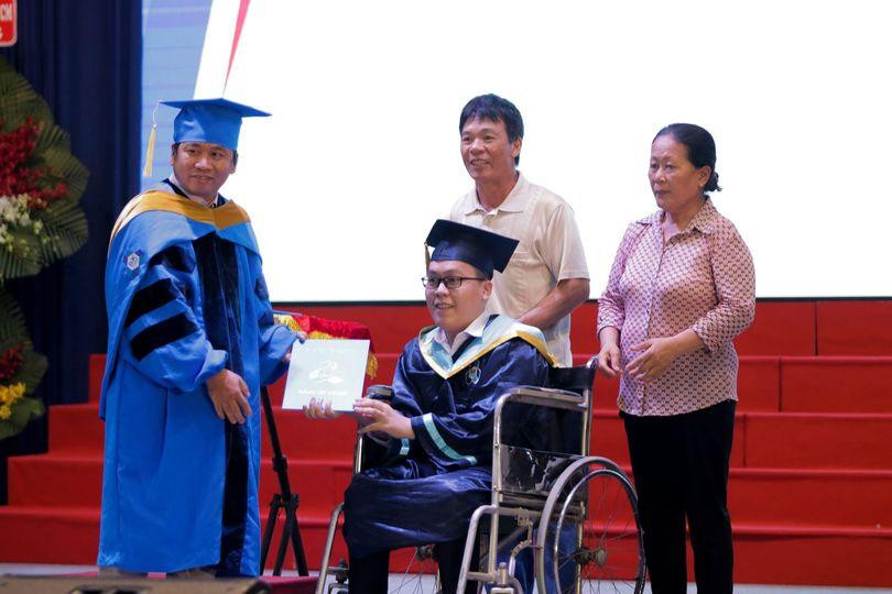 Tân Kỹ sư ngành Máy tính nhận bằng tốt nghiệp trên xe lăn